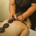 Massagem com Pedras Quentes no Spa da Pousada Dharma Luz e Paz - Retiro e Spa em Bragança Paulista - SP